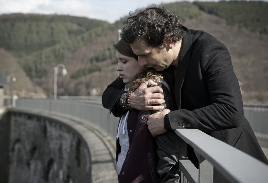 Триллер, драма. Германия. В главных ролях: Мехди Неббу, Ульрике С. Чарре, Янина Фауц.