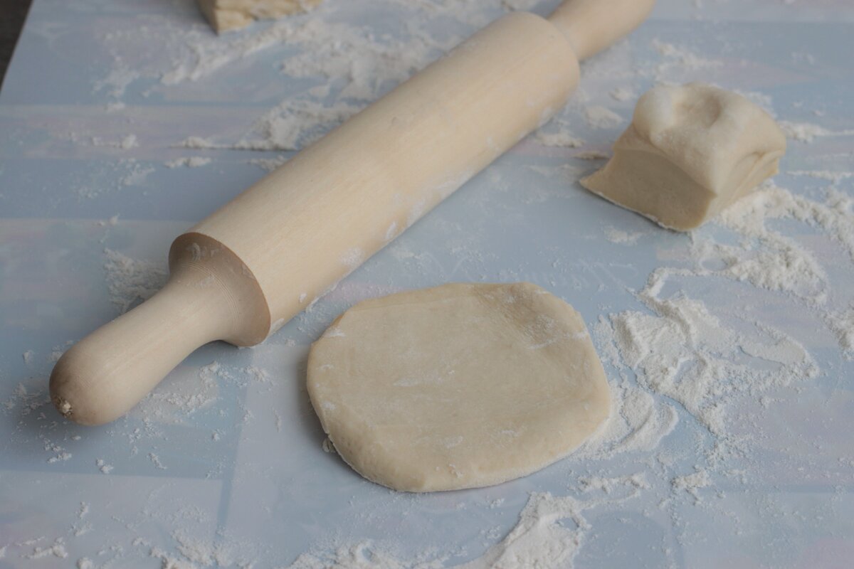 Раскатайте кусочек теста в плоскую лепешку