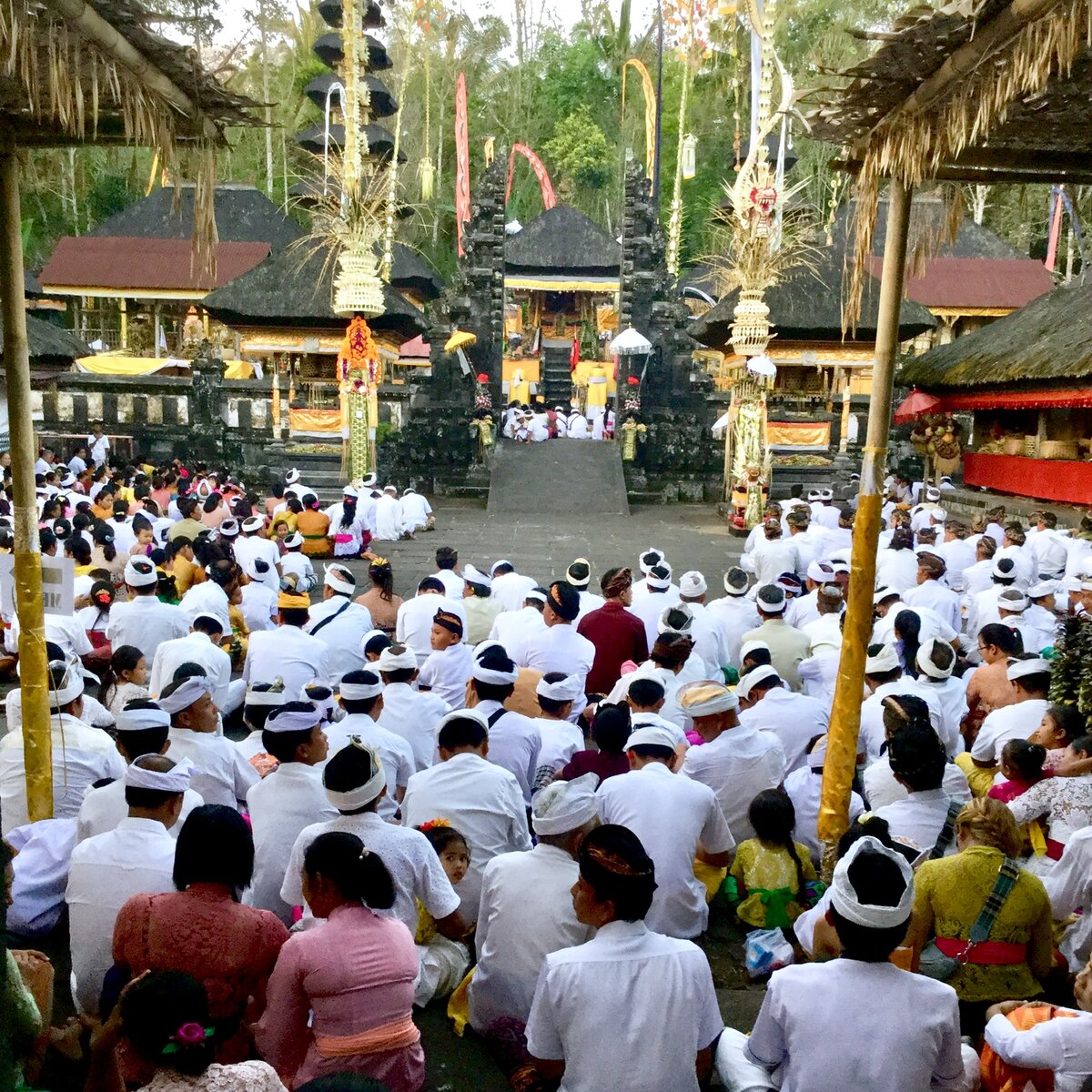 Пока народ молится, за воротами храма кто-то играет на деньги 