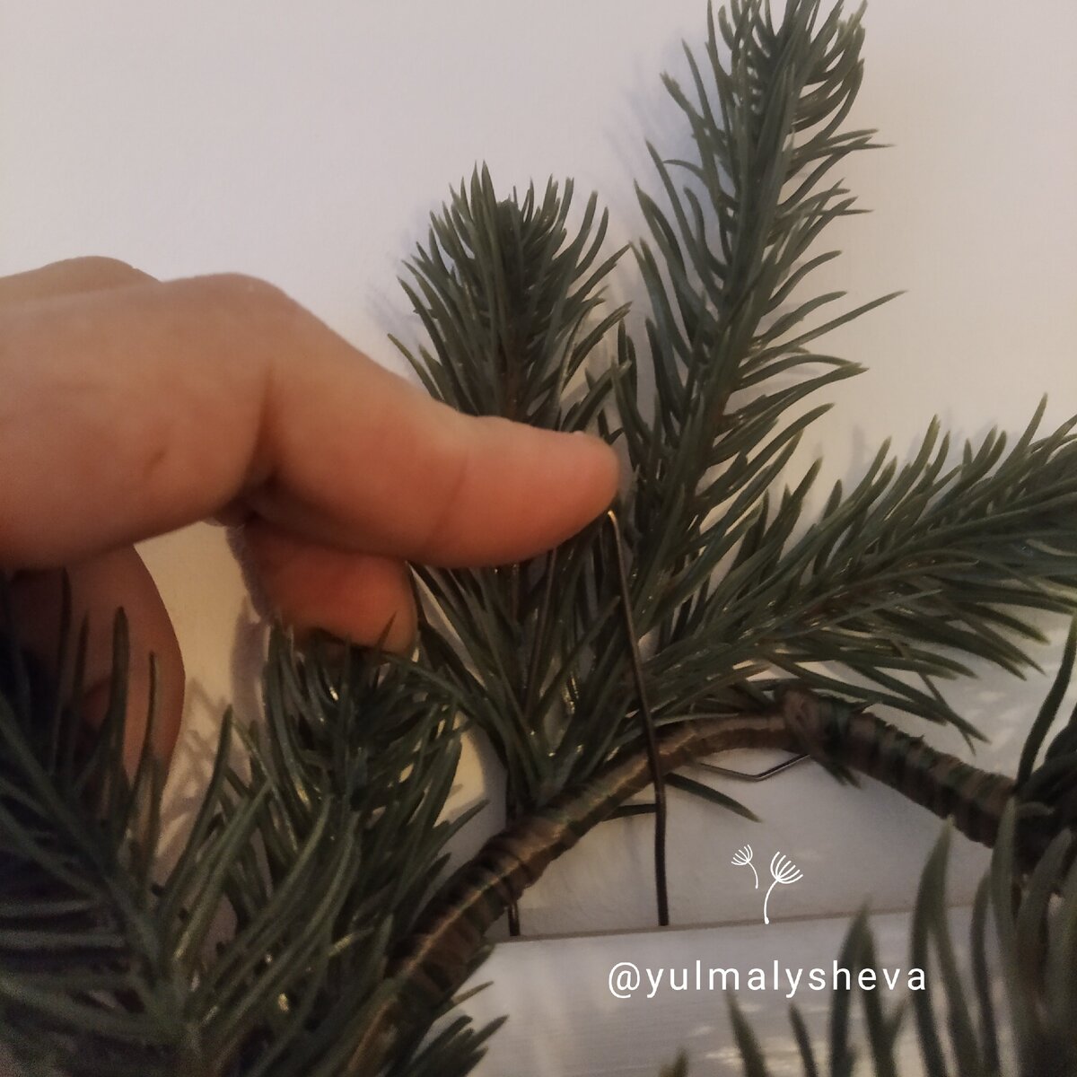 Для закрепления гирлянд над дверьми использую обычные шпильки