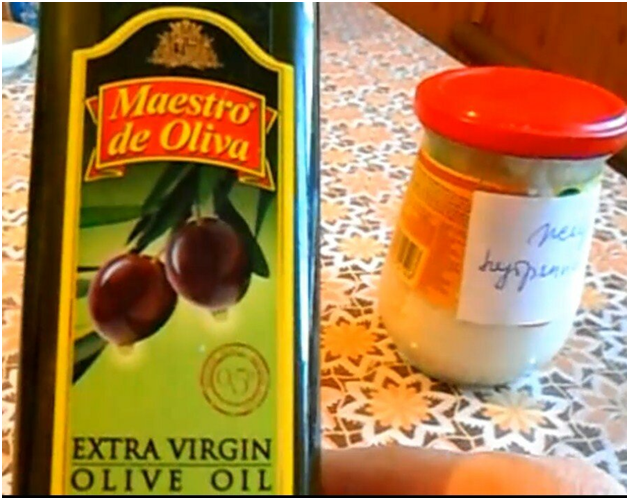 Свиной жир и оливковое масло на водяной бане растапливаем