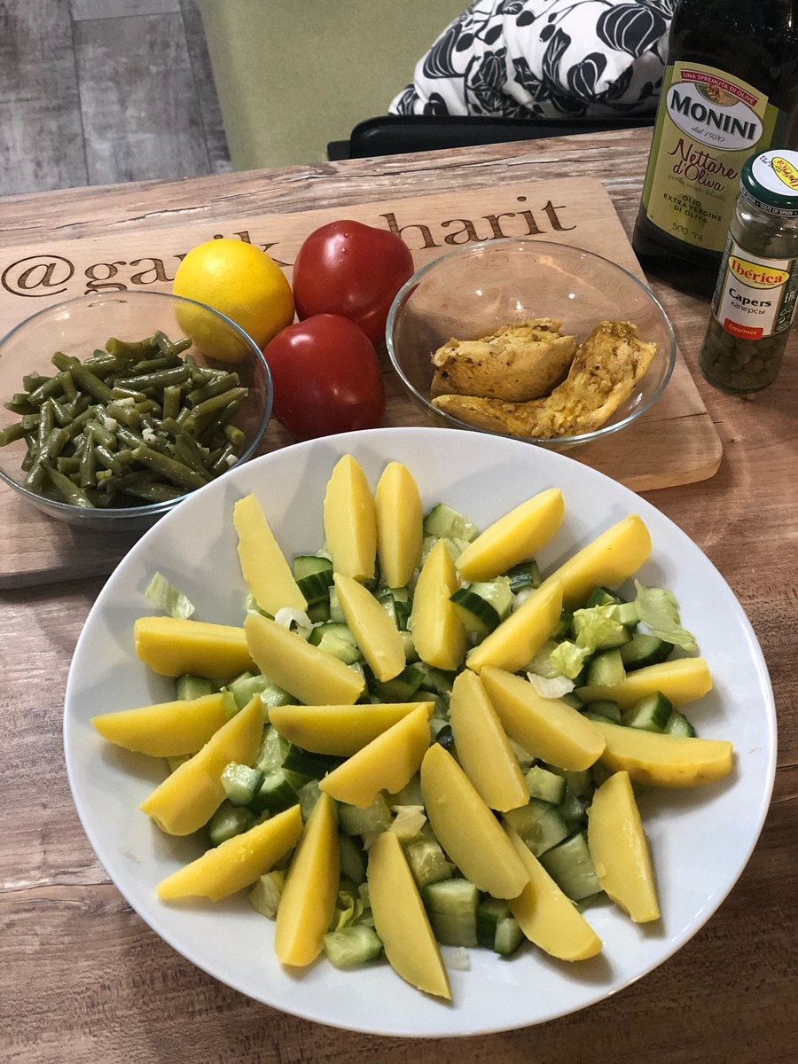 Ну, вот остались две вареные картошки 🥔со вчерашнего ужина- не выбрасывать же их 🔪  А в холодильнике открытая банка каперсов 🫒- надо есть, а то испортятся.
И куриное филе в супе не доели - тоже пристроить куда-то надо🍵
Собственно, так наш вчерашний ужин и определился😉😁 Получился почти нисуаз, но не с тунцом, а с куриным филе👍😉