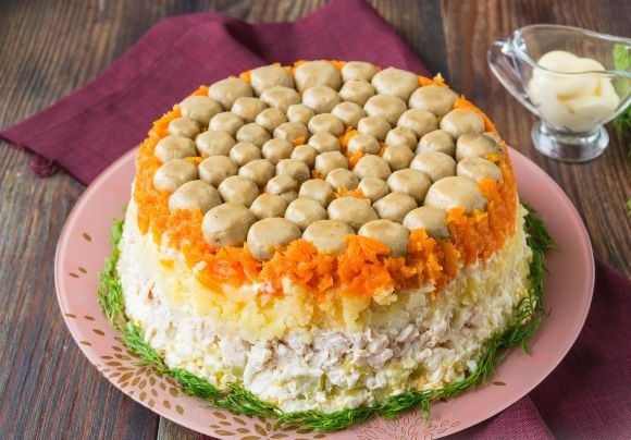 Этот популярный и невероятно вкусный слоеный салат наверняка станет для Вас одним из самых любимых. Нарядный и сытный салат с курицей, сыром, овощами и грибами подойдет для праздничного стола. Это отличный вариант, когда традиционные салаты уже надоели и хочется чего-то вкусного и необычного.