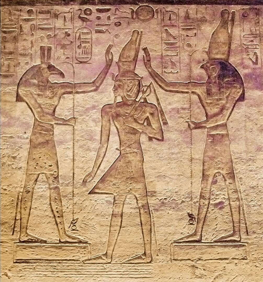 Сет и Гор коронуют Фараона.