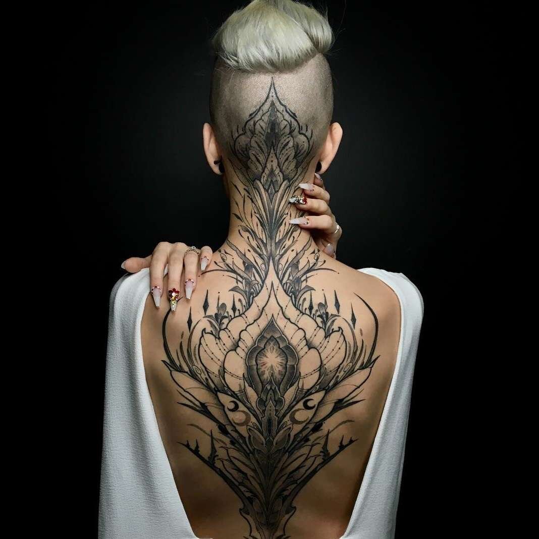Женские татуировки на спине