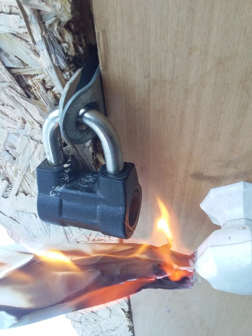 что нужно сделать чтобы замок не замерзал. защита замка от дождя на калитке. замерзает замок в гараже. что нужно сделать чтобы замок не замерзал. размораживатель замка двери автомобиля.