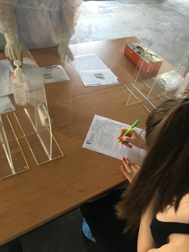 Противочумной подход впечатляет. Хотя в аэропорту встречают в «дождевиках» )