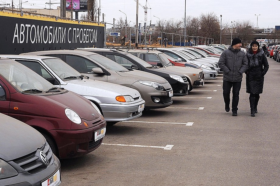 Россияне массово начали переключаться на рынок подержанных автомобилей.Фото: Дмитрий Рогулин/ТАСС