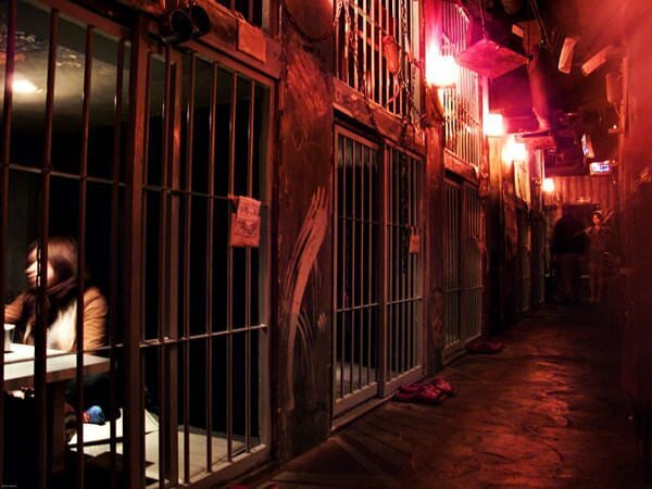 ресторан в виде тюрьмы