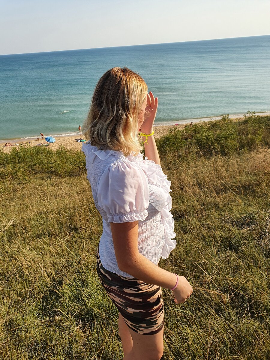 При подъезде к Бугазской косе, вид сверху. Море внизу чистое и безлюдное. июль 2020