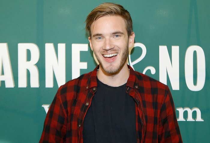 
PewDiePie – это псевдоним шведа Феликса Арвида Ульфа Чельберга. Пьюдипай снимает летсплеи, т. е. прохождение игр. Зрителей привлекает его манера игры и комментирования. Все записи эмоциональны, швед часто вскрикивает, ругается, не стесняется демонстрировать свою реакцию на происходящее на экране. Также на канале много видеореакций на мемы, записи других ютуберов.
В настоящее время у Пьюдипая 101 млн. подписчиков. Пока обогнать его удается только индийскому каналу T-Series, размещающему клипы. Однако борьба за лидерство продолжается, и пока неизвестно, кто станет победителем.