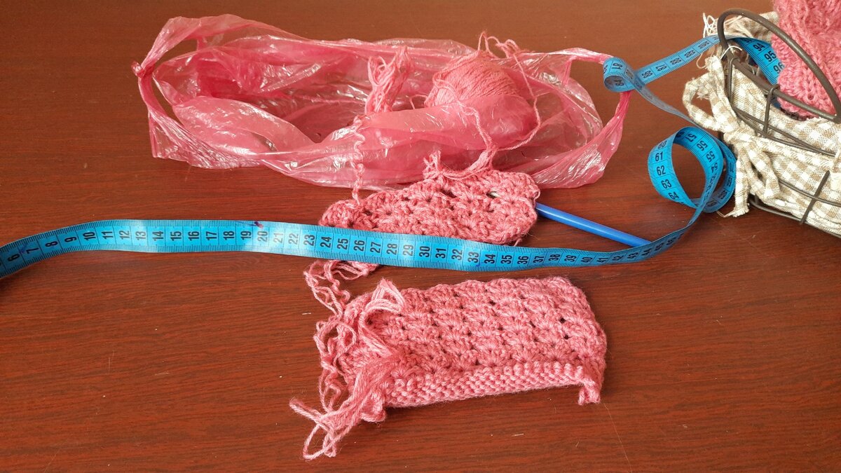 Прежде чем начинать вязание необходимо снять мерки. Берем любой журнал "Бурда" и на первой странице описания есть правила и иллюстрации снятия мерок.