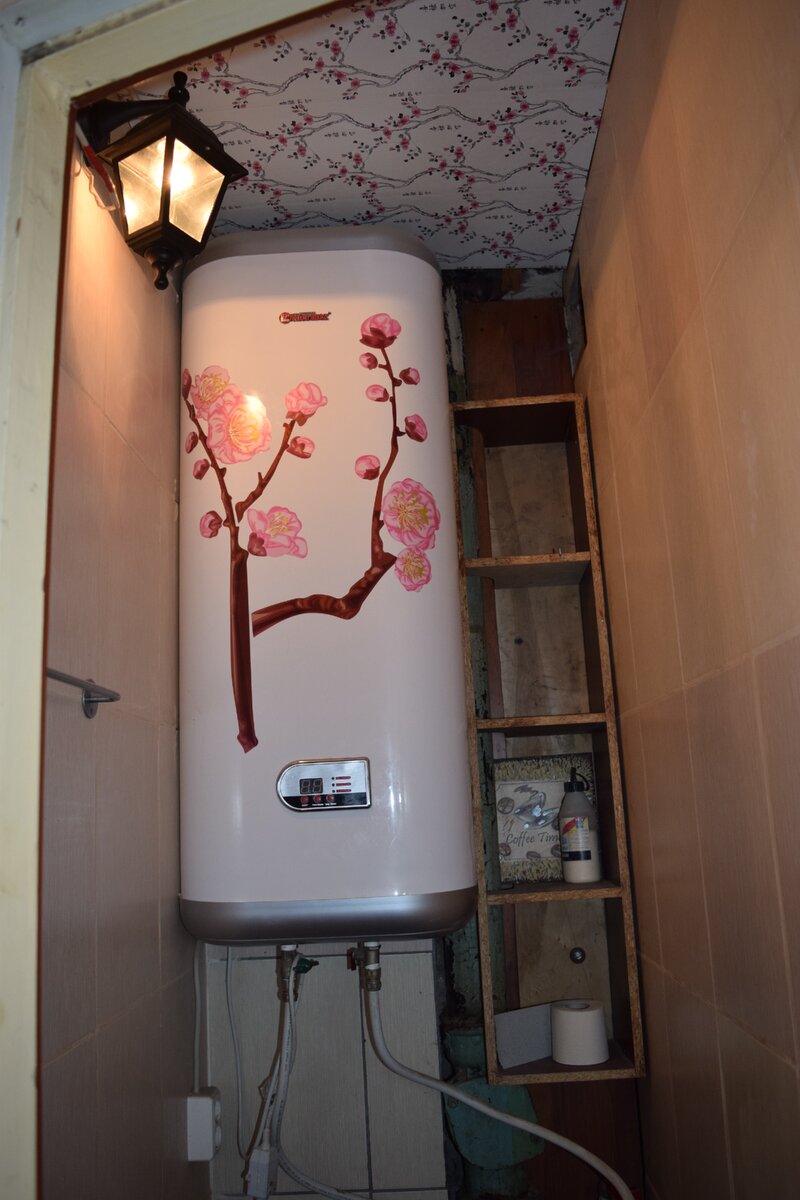 Бойлер и полочка за ним.