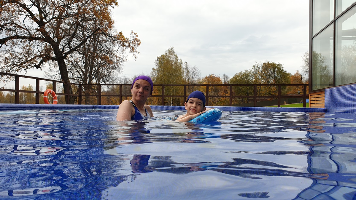 Мы с сыном в открытом бассейне, осень 2020 года.