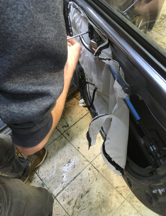 Снятие пылесборника и прокладка первого слоя шумки