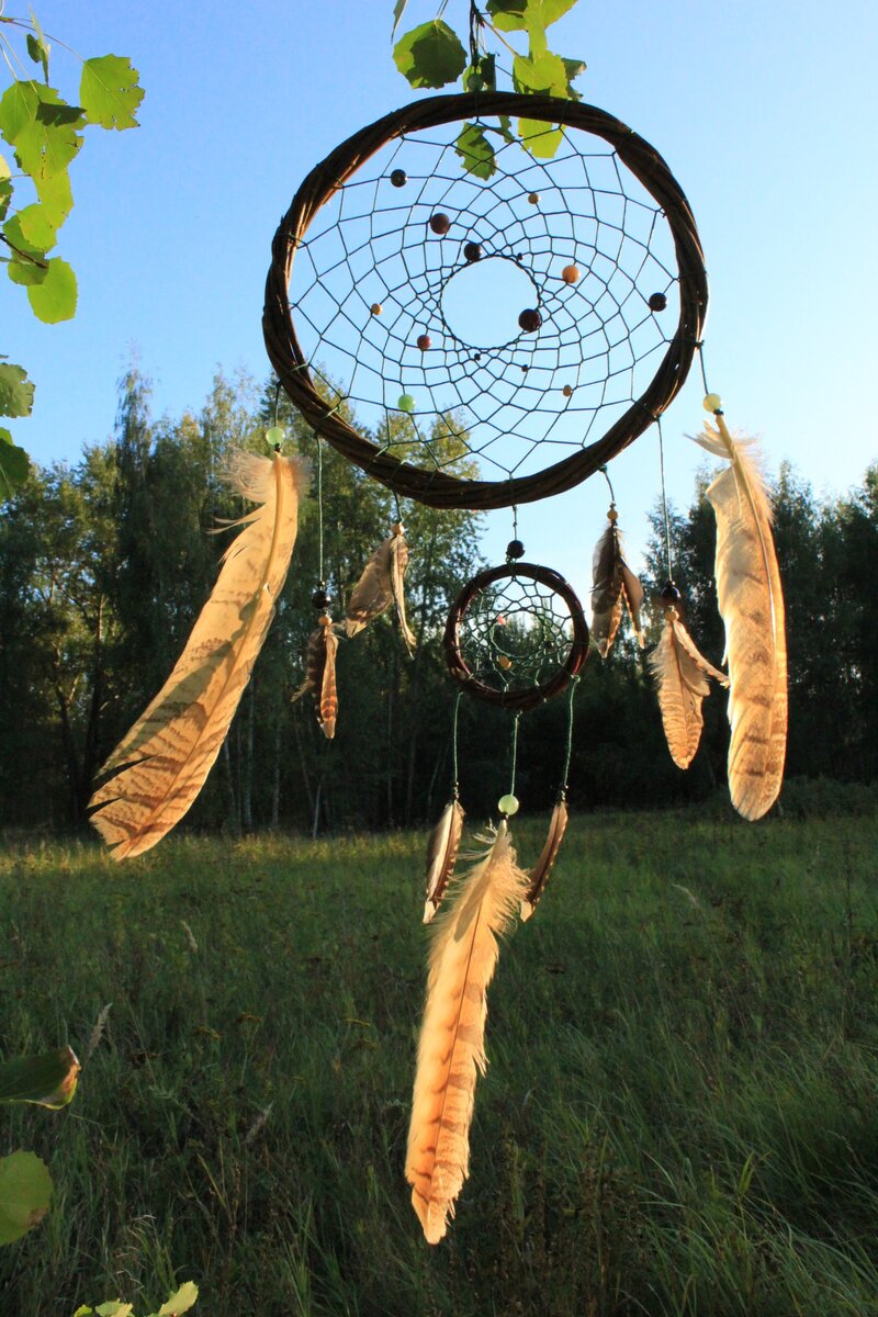 Двойной ловец снов ручной работы с натуральными камнями и перьями совы и вальдшнепа.