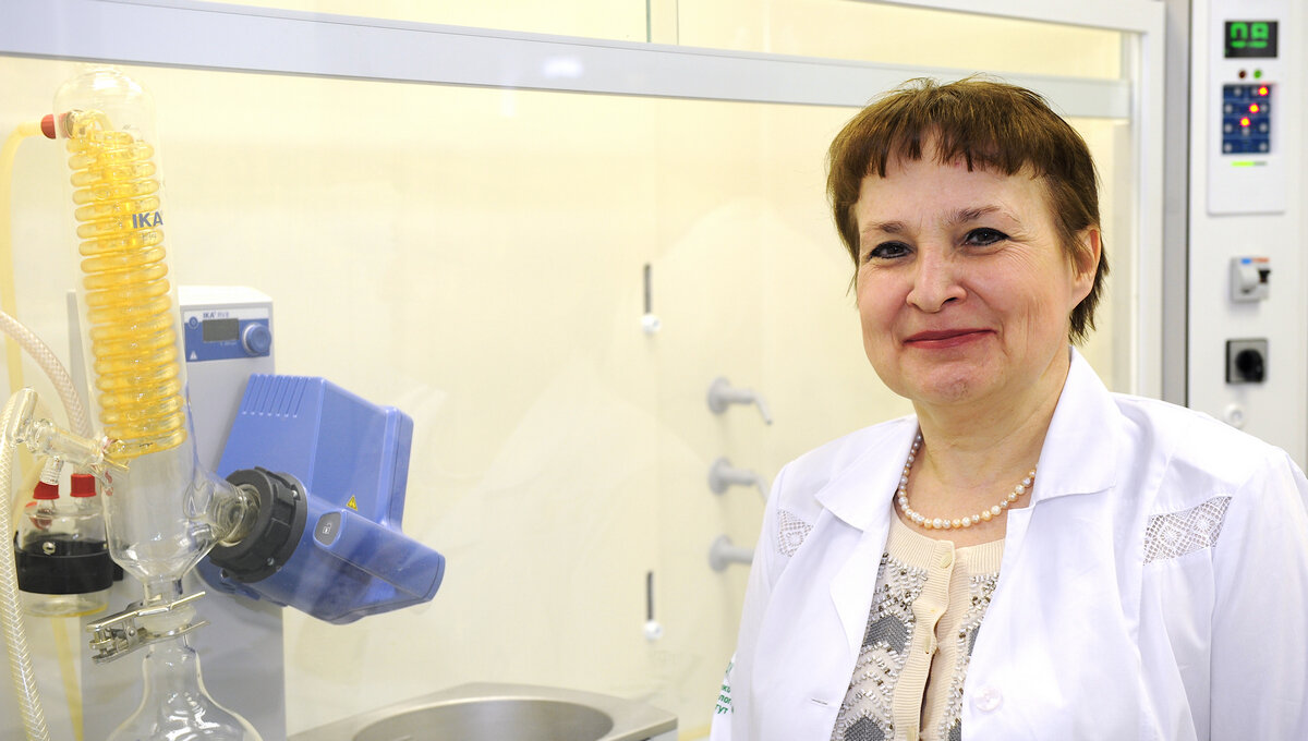 Под руководством Елены Ковалёвой химики вуза работают над улучшением свойств продуктов. Фото: Владимир Петров, медиацентр УрФУ.