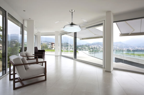 Люстра-вентилятор Globo Cabrera 0350 показана на веранде