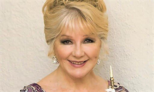 С 90-х годов она регулярно прилетает в Россию в общественных целях. Особая дружба связывает Алисию с Горным Алтаем. 