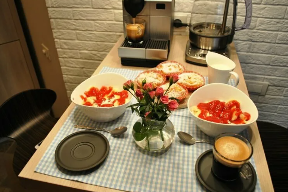 Домашний завтрак. Кухонный стол завтрак. Завтрак на кухне. Завтрак в домашней обстановке.
