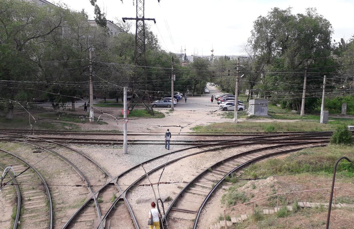 Мне очень нравится этот снимок. Это Волгоград. Впереди виднеются купола Казанского собора. Люди блуждают по жизни, совершая порой не только оплошности, но и преступления, не видя перед собой свет Христов в конце своего тёмного тоннеля. 