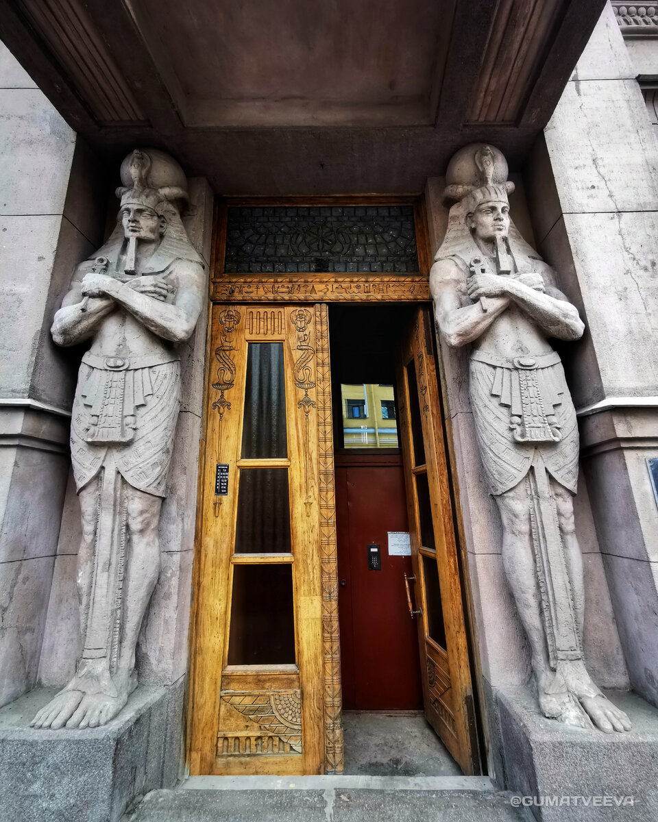 Вход в одну из двух парадных. Каждую парадную охраняет скульптура бога солнца Ра