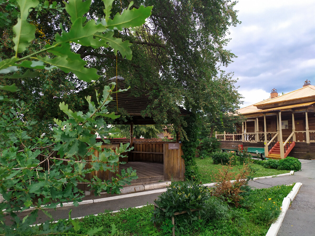 Во дворе Историко-мемориального музея