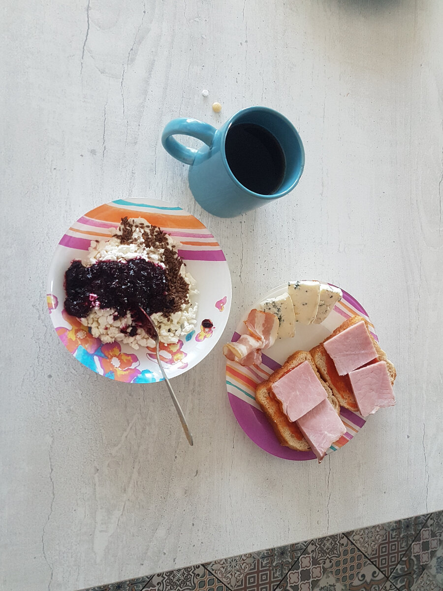 Цикорий, творог со смородиной, сыр с плесенью, бутерброды