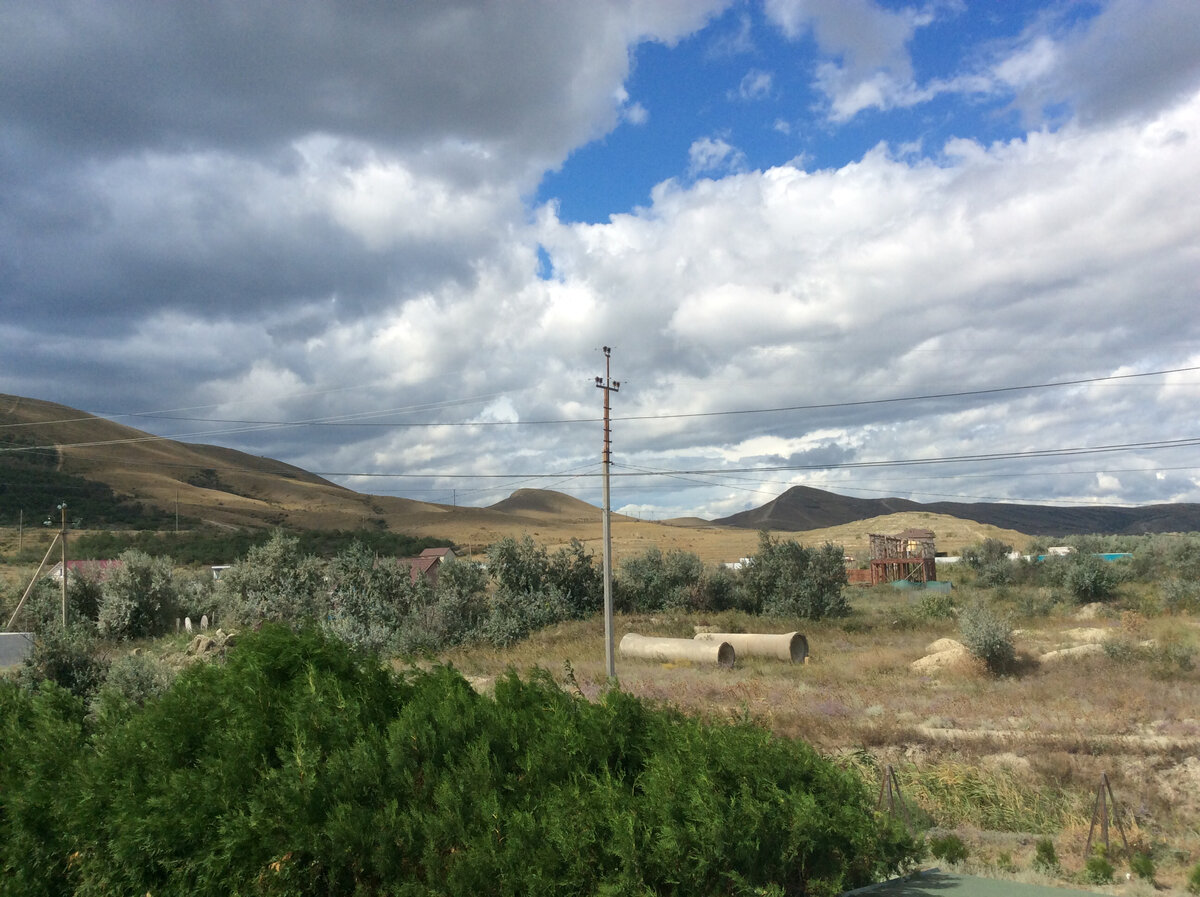 Утренние облака над холмами, пытаются слегка запугать грядущим дождем (нас не обманешь!), вид с нашего балкона на окрестные холмы и степь каждое утро разный