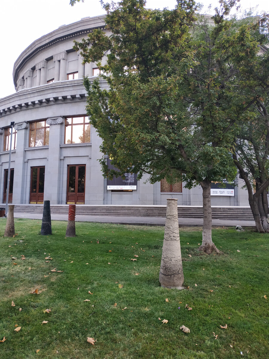 Здание Оперы и балета со стороны проспекта Месропа Маштоца.