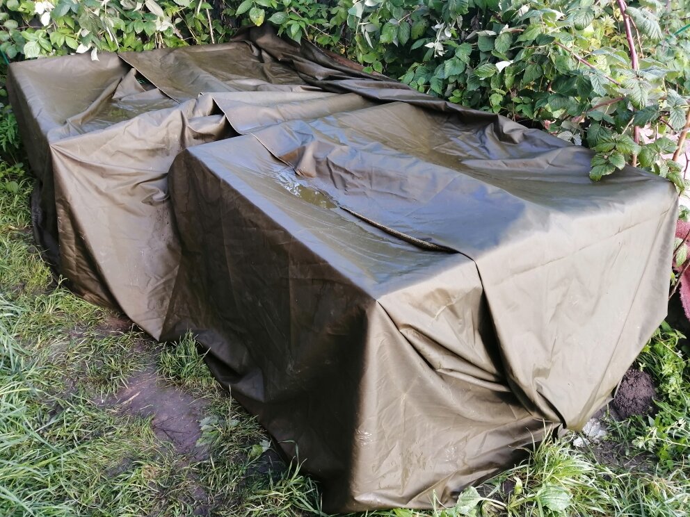 Вроде просто брезент, но какое-то тепло сохраняет. Для холодных августовских и сентябрьских ночей - самое то.