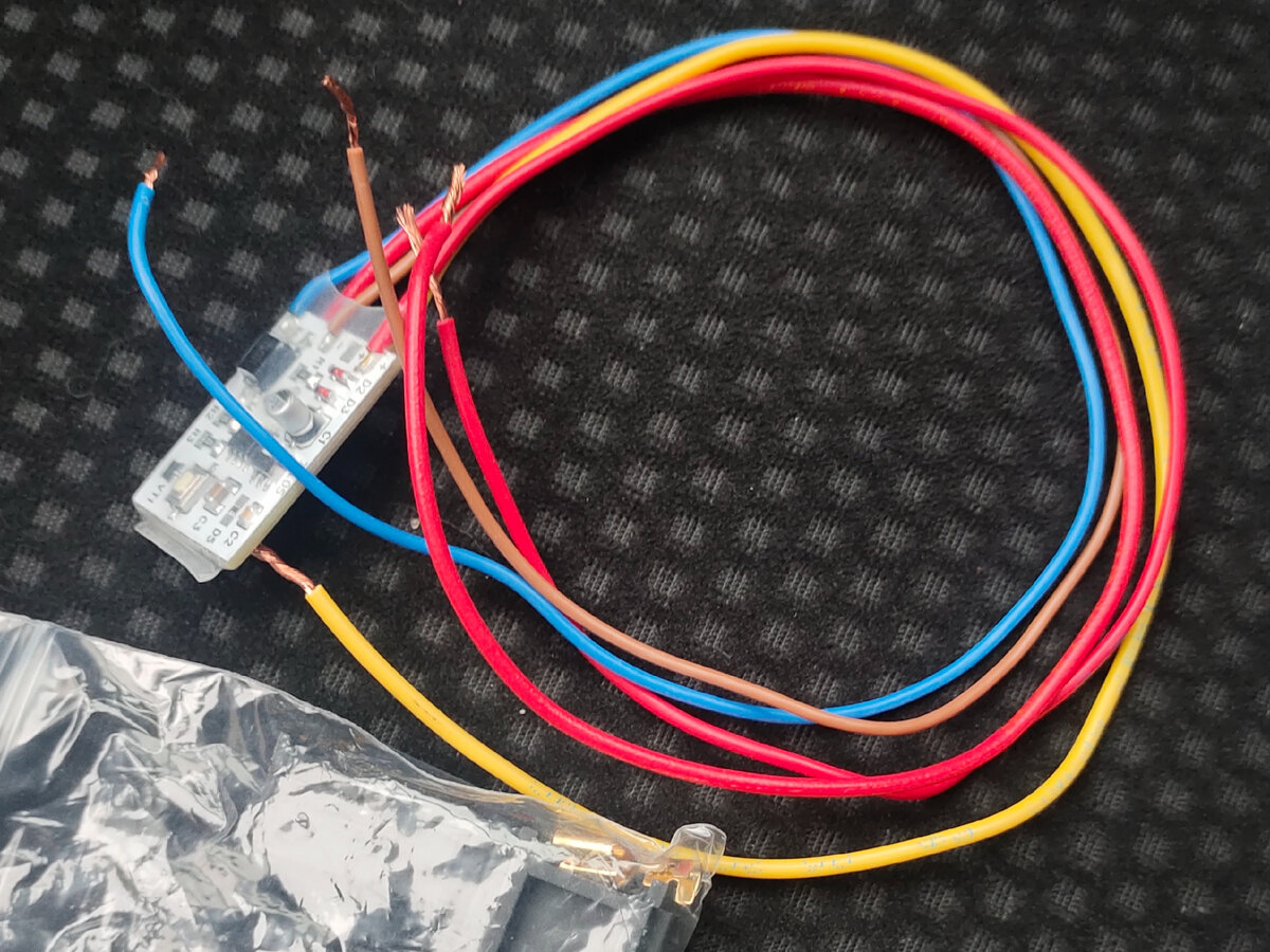 В комплекте предохранитель. Сама плата очень маленькая, от нее идёт 5 проводов.