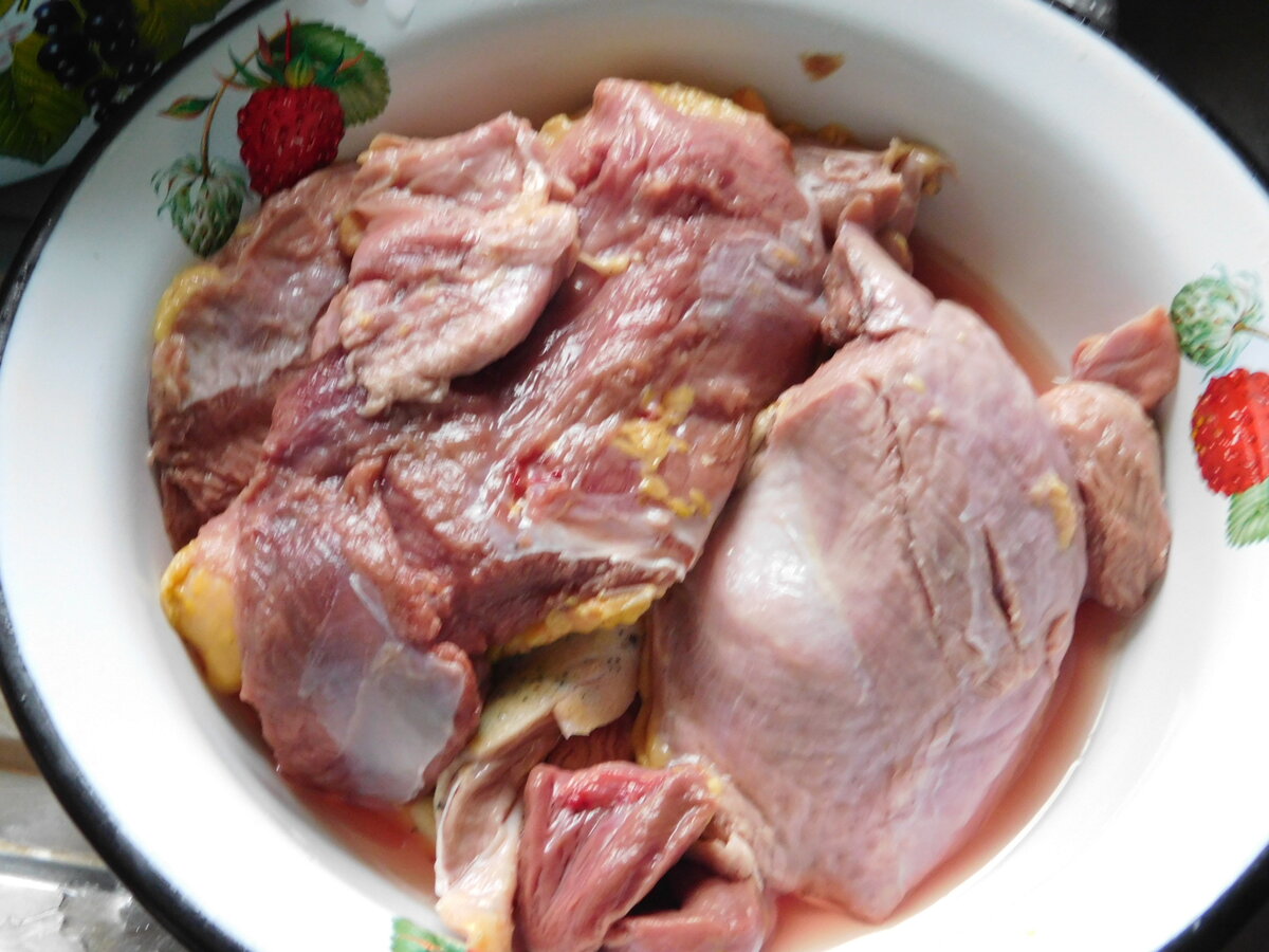 Мясо, чуть более килограмма.