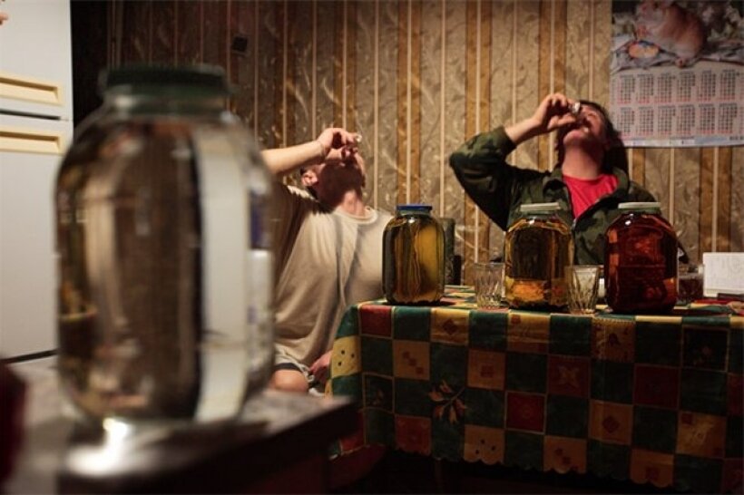 Правда ли, что самогон вредно пить после 60 лет? И если да, то почему и ...