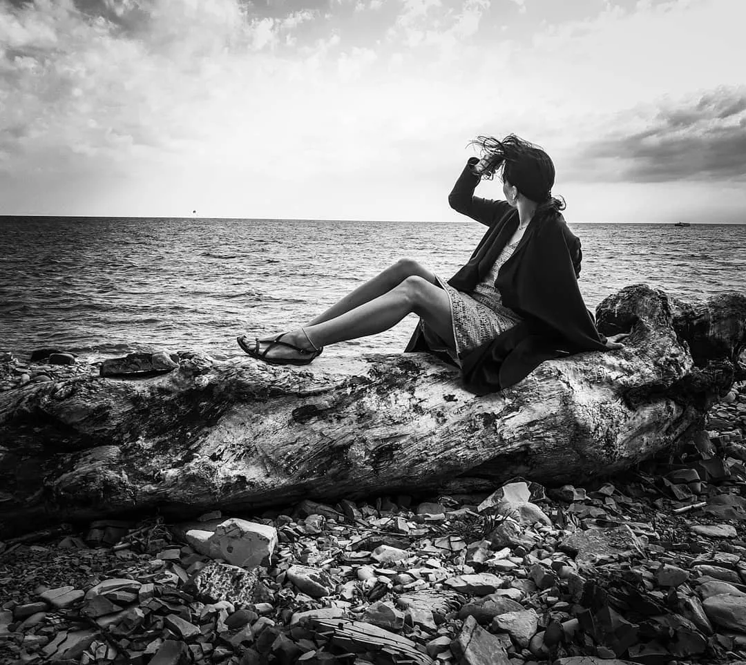 Пропела песню Попрыгунья Стрекоза ... а потом пошла Милена на базар (деревенскую ярмарку) и купила мешок маленьких пупырчатых огурчиков на закатки и урожая разного на 700 рэ. А что, так можно было? Весь год прошел под этим самым вопросом. В смысле? Что, правда можно?
Добавьте описаниеОна вспоминает день в прошлом году. Она сидела на берегу моря, ждала окончания монтажа, вышла на работу водителем вместо мужа, который лежал в реанимации с внезапно обнаруженной раковой опухолью последней стадии. Сбербанк обещался подавать на в суд и требовал огромную сумму денег. За неделю до этого Милена спустила все наши жалкие сбережения на врачей и надежду. А за полгода перед тем потеряла в ковид работу. И еще до того и в процессе она потеряла двух собак: Боняшу и позже Корфа. Саркома и что-то еще. Потеряла в тот же период плюс минус несколько недель всю племенную птицу, селекцией которой занималась семь лет, потому что бродячие собаки подкопали лаз под забором. Теплицу унесло тайфуном Майсак. Годом раньше, в августе 2019 она потеряла единственного сына (в аварии).  Она помнет, как сидела на берегу 19 сентября 2020 и думала, что за этот год ей мастерски овладела навыком держать удар. У нее есть костыль (стержень?), на который могу опереться и снова встать. Удар за ударом переношу и встаю. Надо же... Сила. Или? Милена помнет, как подняла плАвник, который уперся в ногу, и решила собрать себе нового Ловца. Она уже знала, что ей скажут, как только дозвониться до врача в реанимации и сил пережить это снова одной не оставалось совсем. С тех пор как собрала этого Ловца, ни одного дня не оставалась одна и без поддержки. Ловец ведет ее по жизни и сейчас. "Зачем. тебе костыль, когда его можно использовать как палку? Взяв в руки палку, ты удлиняешь защитный круг, защищаясь и отражая удар, используя палку как рычаг, ты увеличиваешь свою силу. Используя палку как шест, можешь перепрыгивать препятствия, поднимая ее высоко над головой - угрожать противнику, предупреждая удар, ну, или сбивать плоды с высоких деревьев. Привязав к палке нить, наловить рыбы, заострив ее конец -  копать клады. А используя как пилон танцевать.. Не, ну а чё?  пора петь и танцевать"
