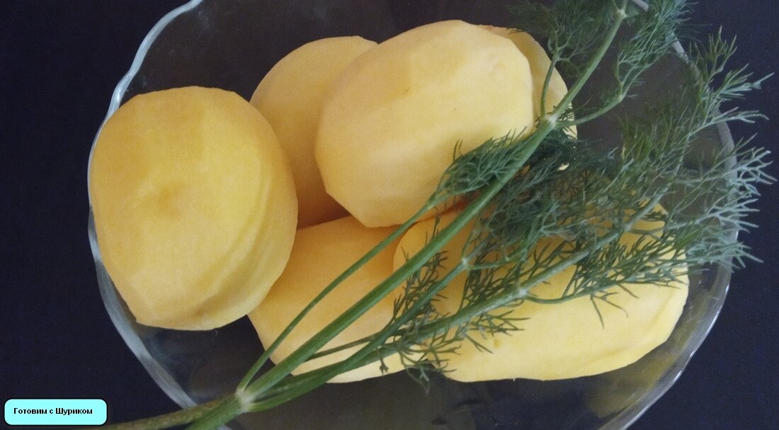 Уже очищенная картошка.