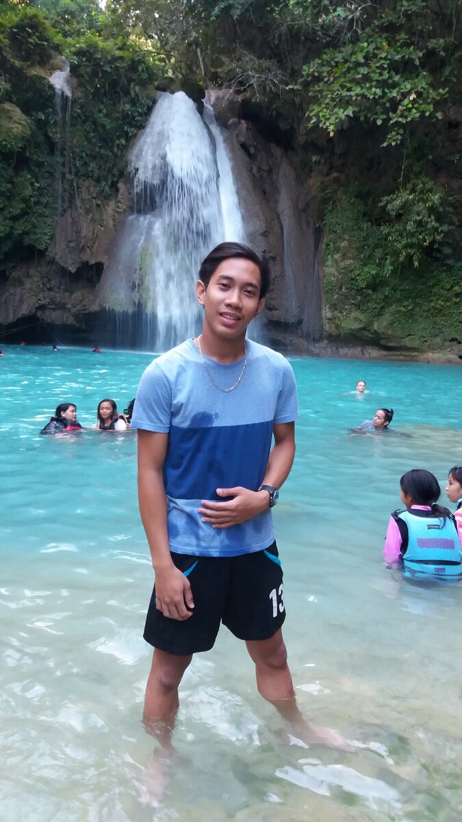 Сиджейка на фоне водопада. Kawasan falls.