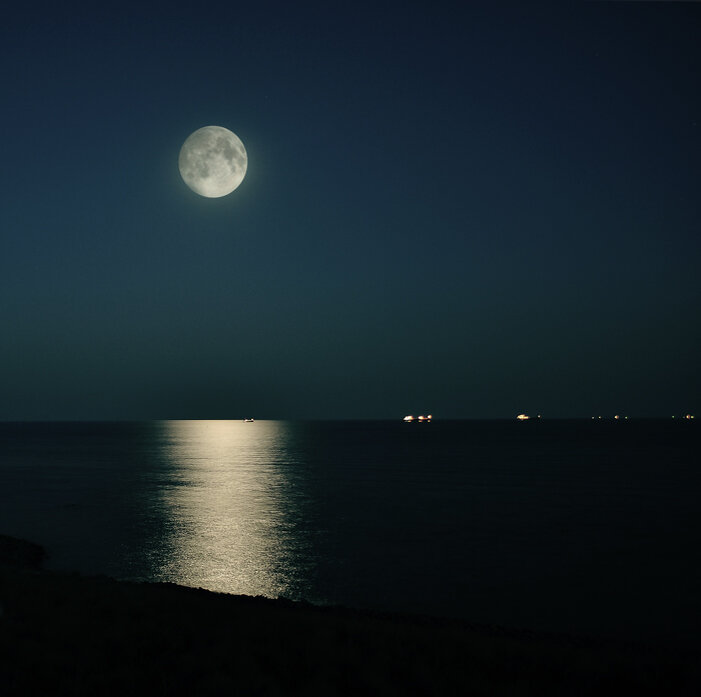 Ночь с луной 4. Луна и море. Лунная ночь на море. Ночь Луна. Ночное море с луной.