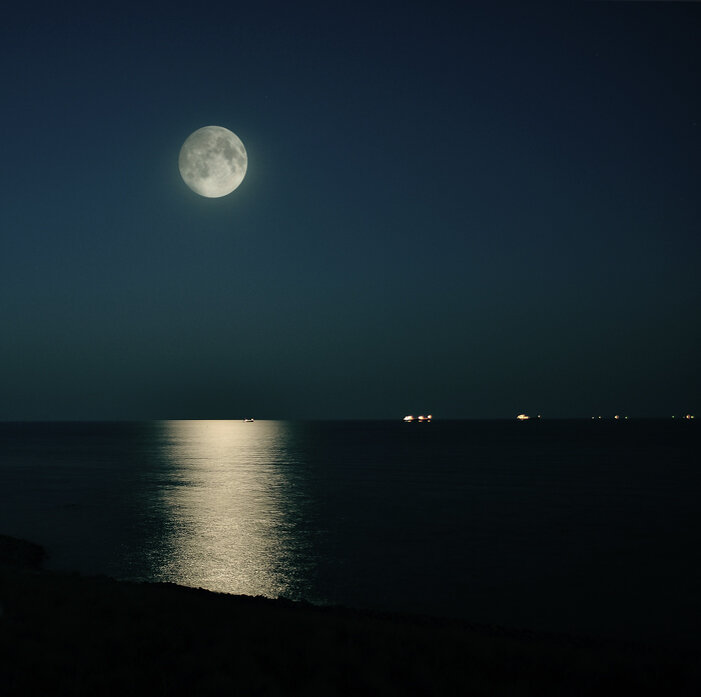 Luna photo. Луна Феодосия. Луна и море. Ночное море с луной. Ночь Луна море.