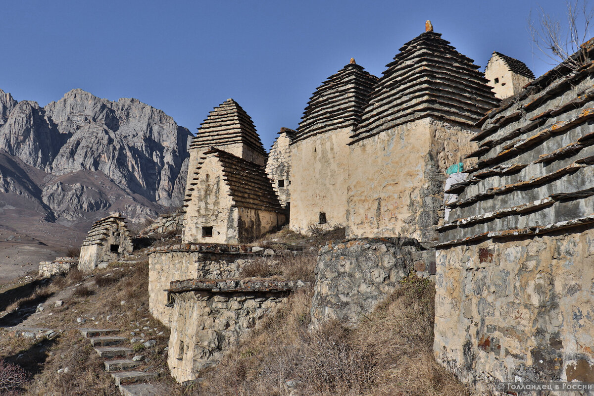В каждом домике есть небольшое отверстие - это вентиляция. Она была необходима, чтобы лучше сохранить находящихся внутри. Фото: из личного архива