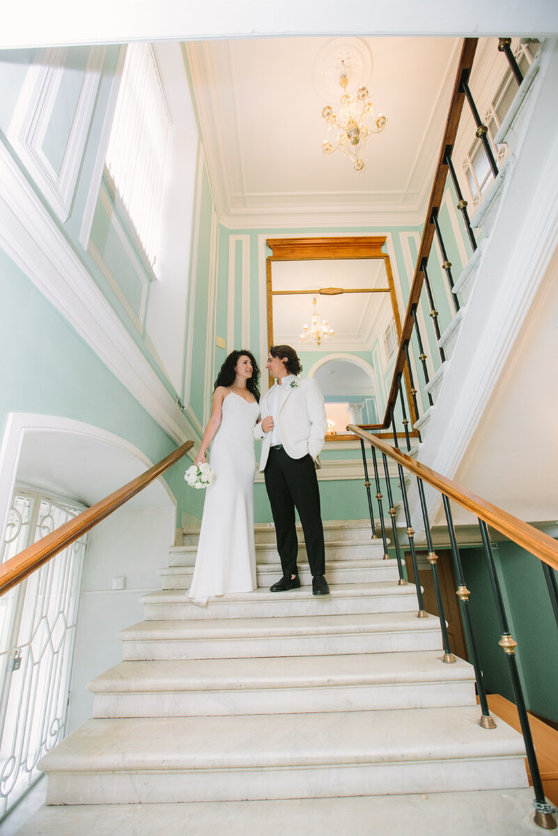 Лестница, ведущая на второй этаж в залы ожидания (фото Анна Павлова)