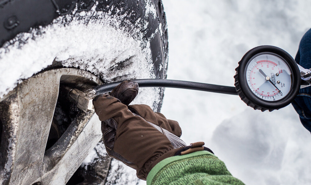 Стоит ли накачивать зимние шины выше нормы, для чего это делают