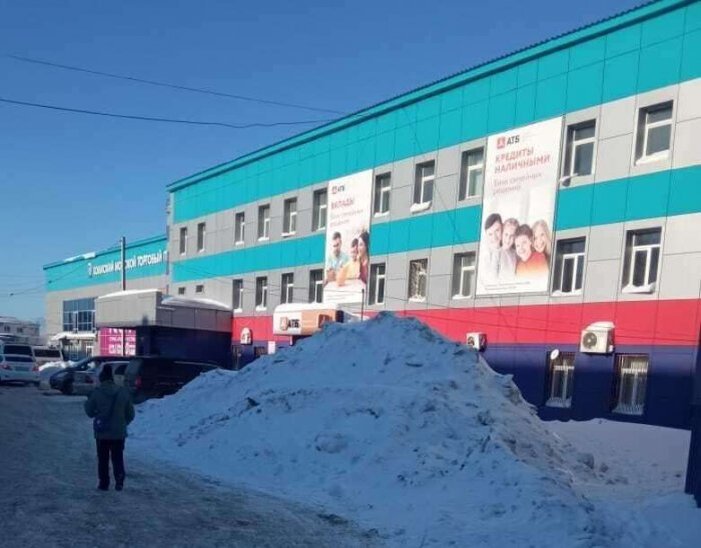 Горы снега на площади в Холмске. Фото: телеграм-канал "SAKHALIN.INFO"