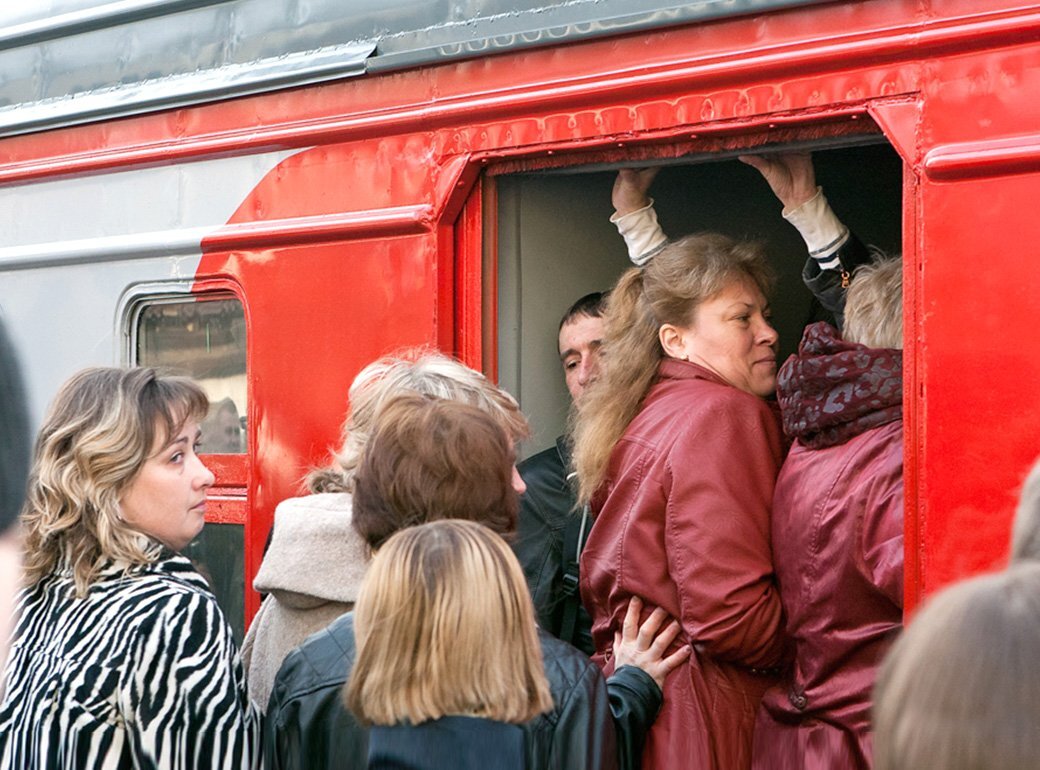 Полный поезд. Давка в электричке. Толпа в электричке. Электричка битком. Переполненная электричка.