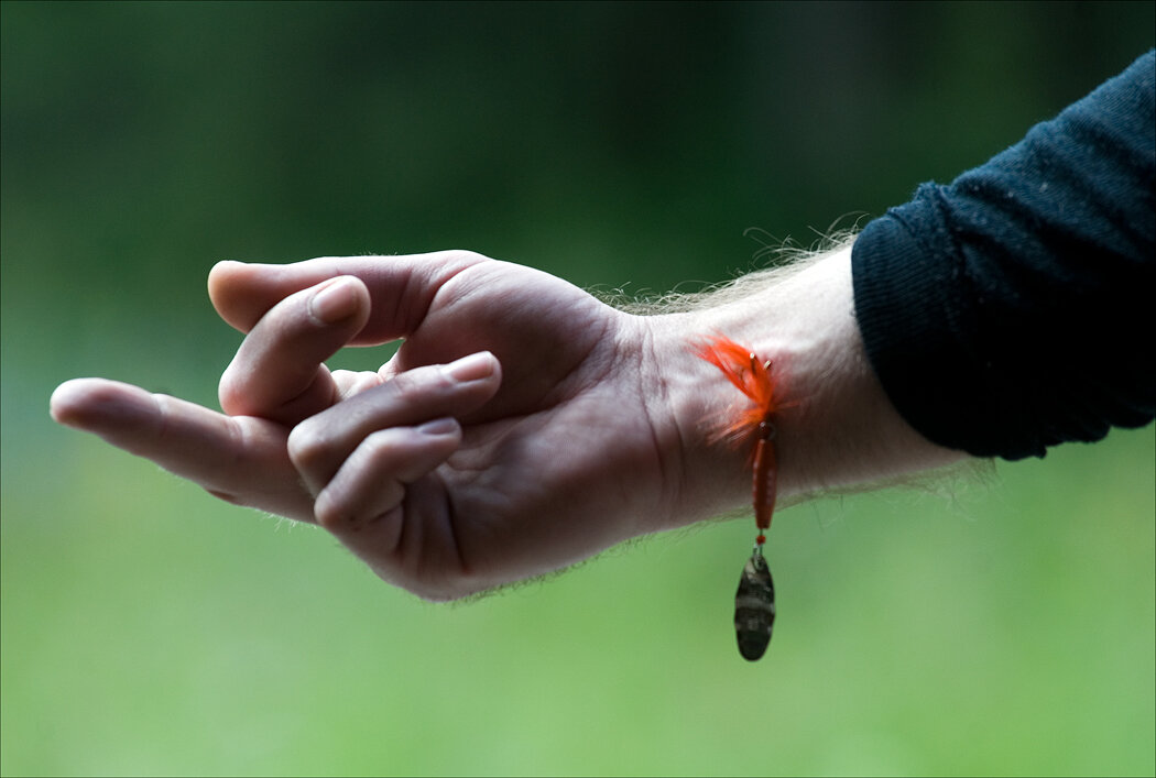 Рыба вывернулась из рук и воткнула крючок в запястье...