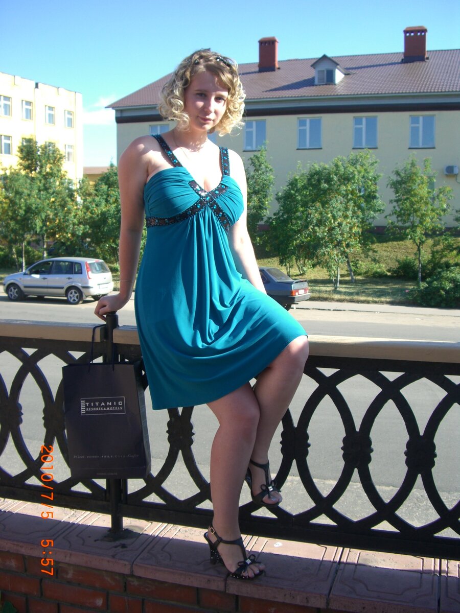 Выпускной из института в 2010 году, мне 22 года, рост 165 см ,вес 58 кг.