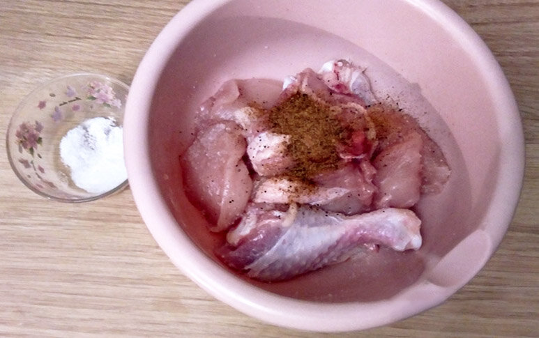 Рецепт: Курица тушеная по-домашнему | Румяная курочка с черносливом и грушами в сметане.