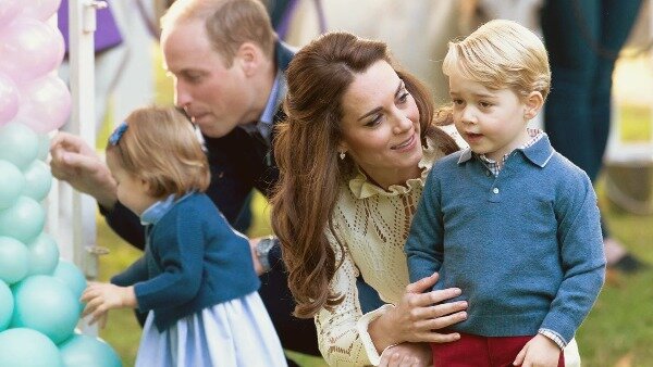 Еще один метод воспитание герцогини - при разговоре с детьми  она всегда опускается на уровень их глаз. 