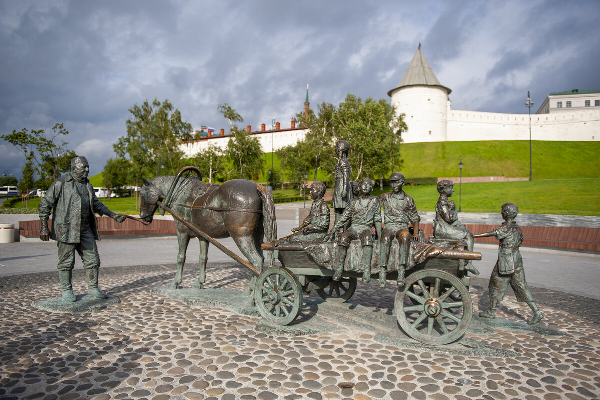 Вот такой памятник стоит в центре Казани