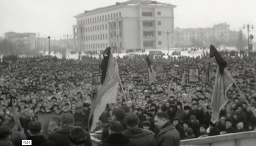Траурный митинг на площади Дзержинского в Сталинграде. 1953г. 